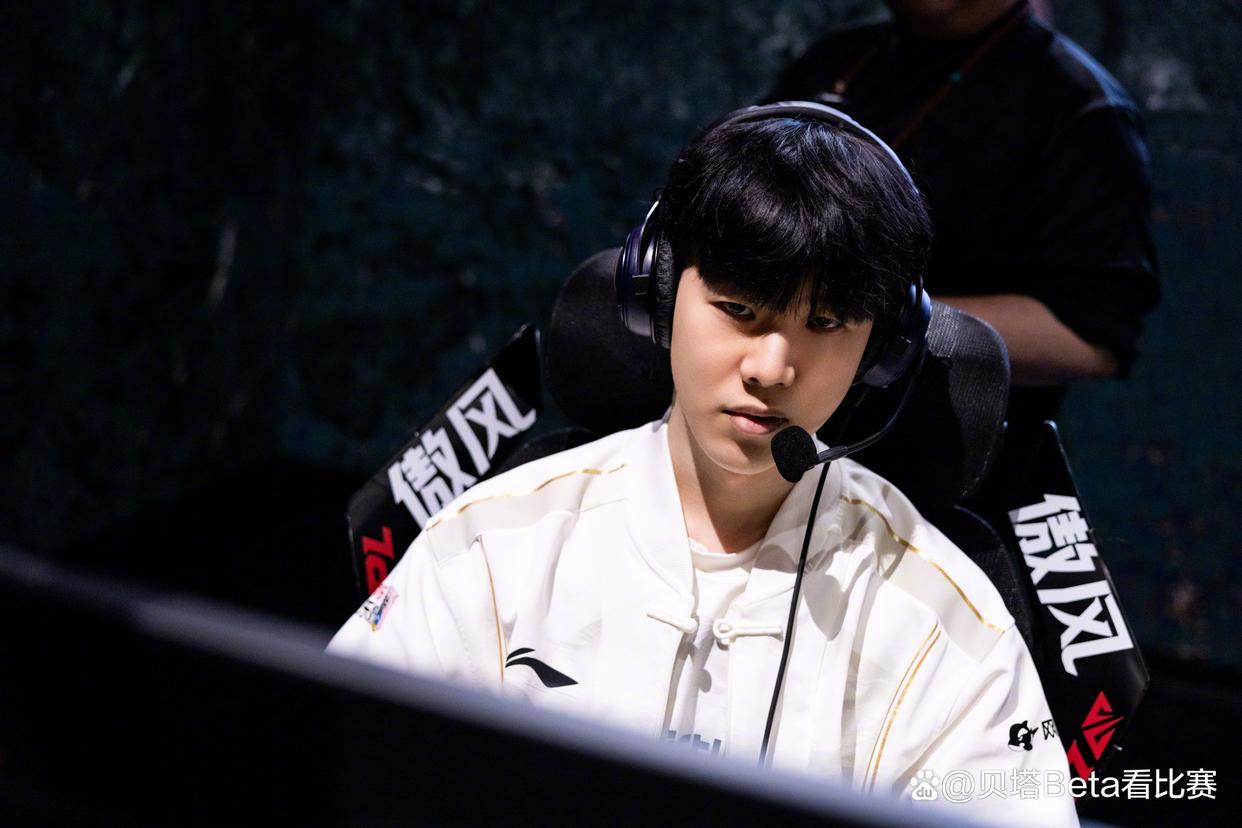 爱游戏体育-TheShy焦点对战，Scout与30激战TL分钟，夺冠胜负难料！(航班蛇完整版在线观看)