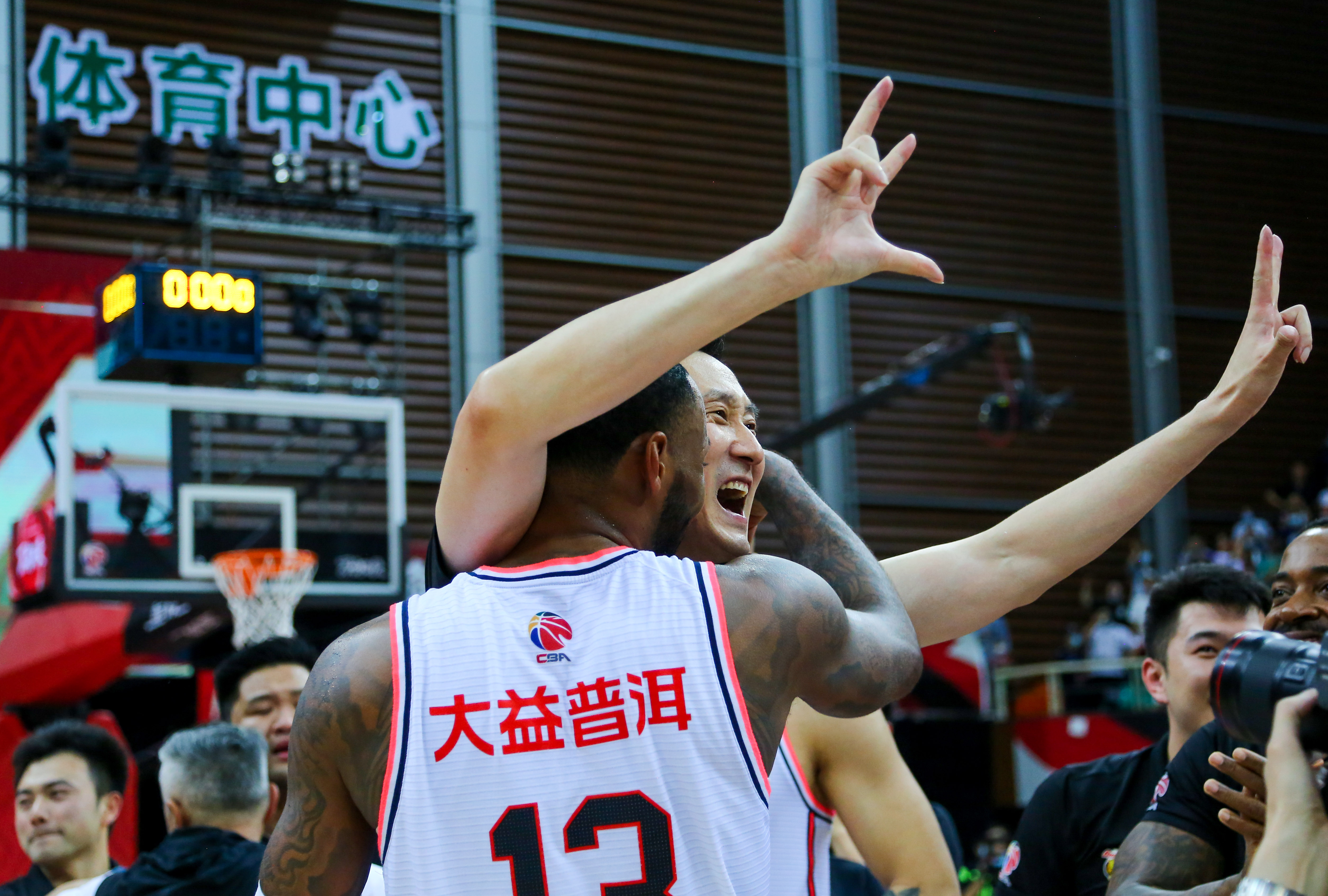 关键时刻上海海港调整名单以备荷甲广东宏远更衣室发声备战NBA季后赛，这操作让人直呼：里尔强势反弹备战法国杯(广东宏远成功签约cba顶级外援)