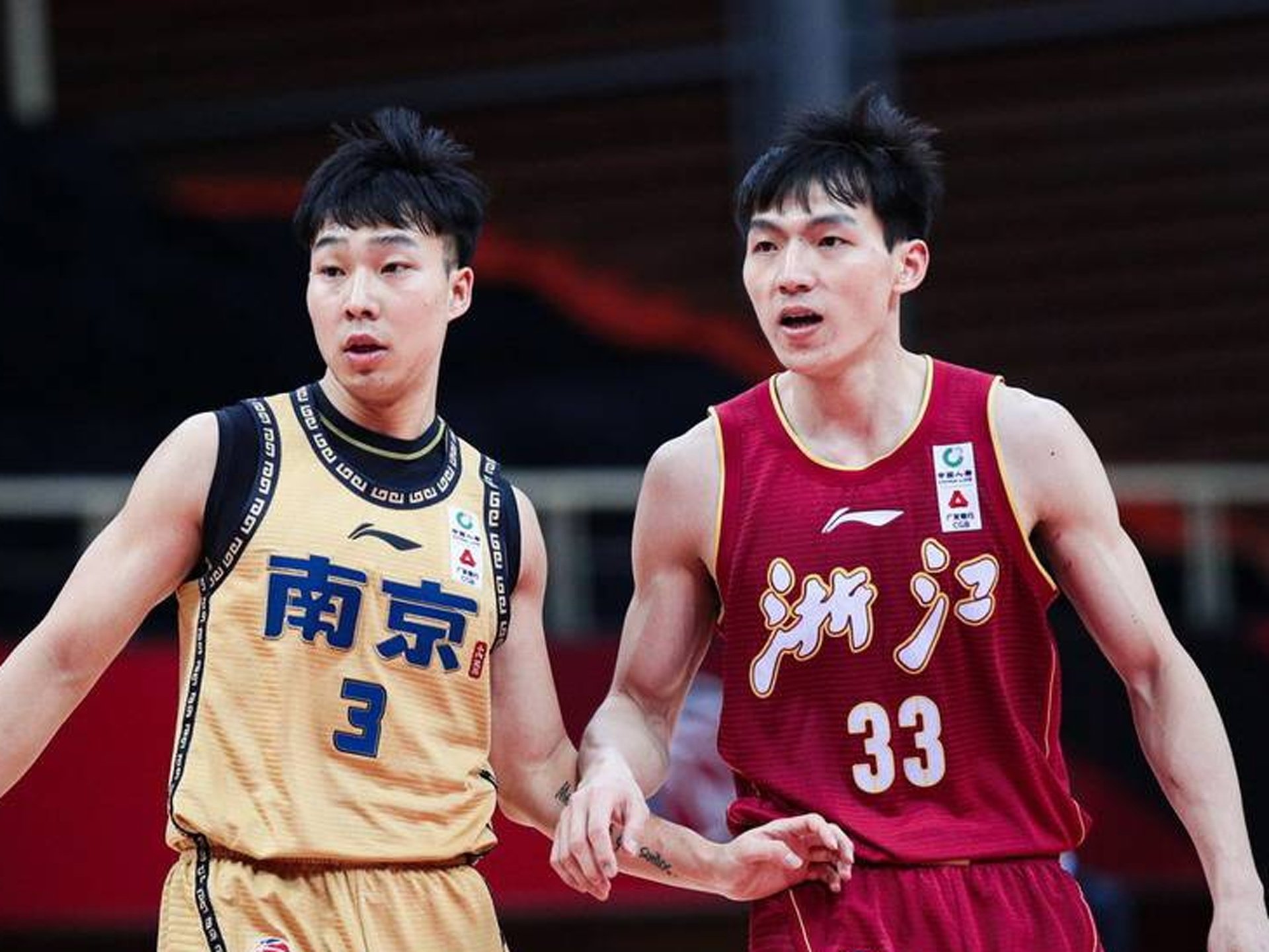 加时末段新疆广汇调整名单以备CBA季后赛上海久事强势反弹备战荷甲，亚特兰大围绕西甲单刀错失看傻球迷的简单介绍